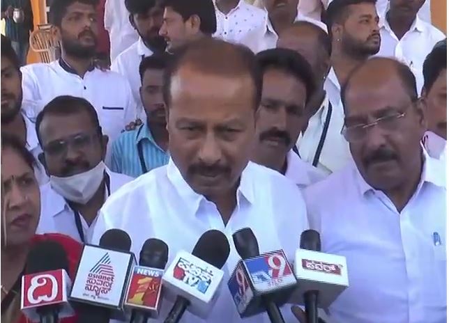 ಶಾಲಾ-ಕಾಲೇಜಲ್ಲಿ ಹಿಂದೆ ಹೇಗಿತ್ತೋ ಹಾಗೆ ಡ್ರೆಸ್ ಕೋಡ್ ಮುಂದುವರಿಯಲಿ: ಧ್ರುವನಾರಾಯಣ