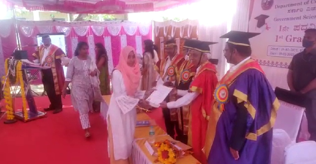ಹಾಸನ: ಪದವಿ ಪ್ರದಾನ ಸಮಾರಂಭದಲ್ಲಿ ಚಿನ್ನದ ಪದಕಗಳೊಂದಿಗೆ ಮಿಂಚಿದ ಹಿಜಾಬ್‌ ಧಾರಿ ವಿದ್ಯಾರ್ಥಿನಿಯರು