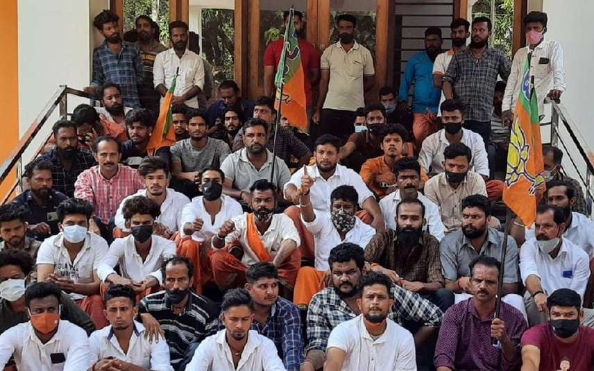 ಕಾಸರಗೋಡು: ಬಿಜೆಪಿ ಕಚೇರಿಗೆ ಬೀಗ ಜಡಿದು ಪ್ರತಿಭಟನೆ ನಡೆಸಿದ ಪಕ್ಷದ ಕಾರ್ಯಕರ್ತರು!