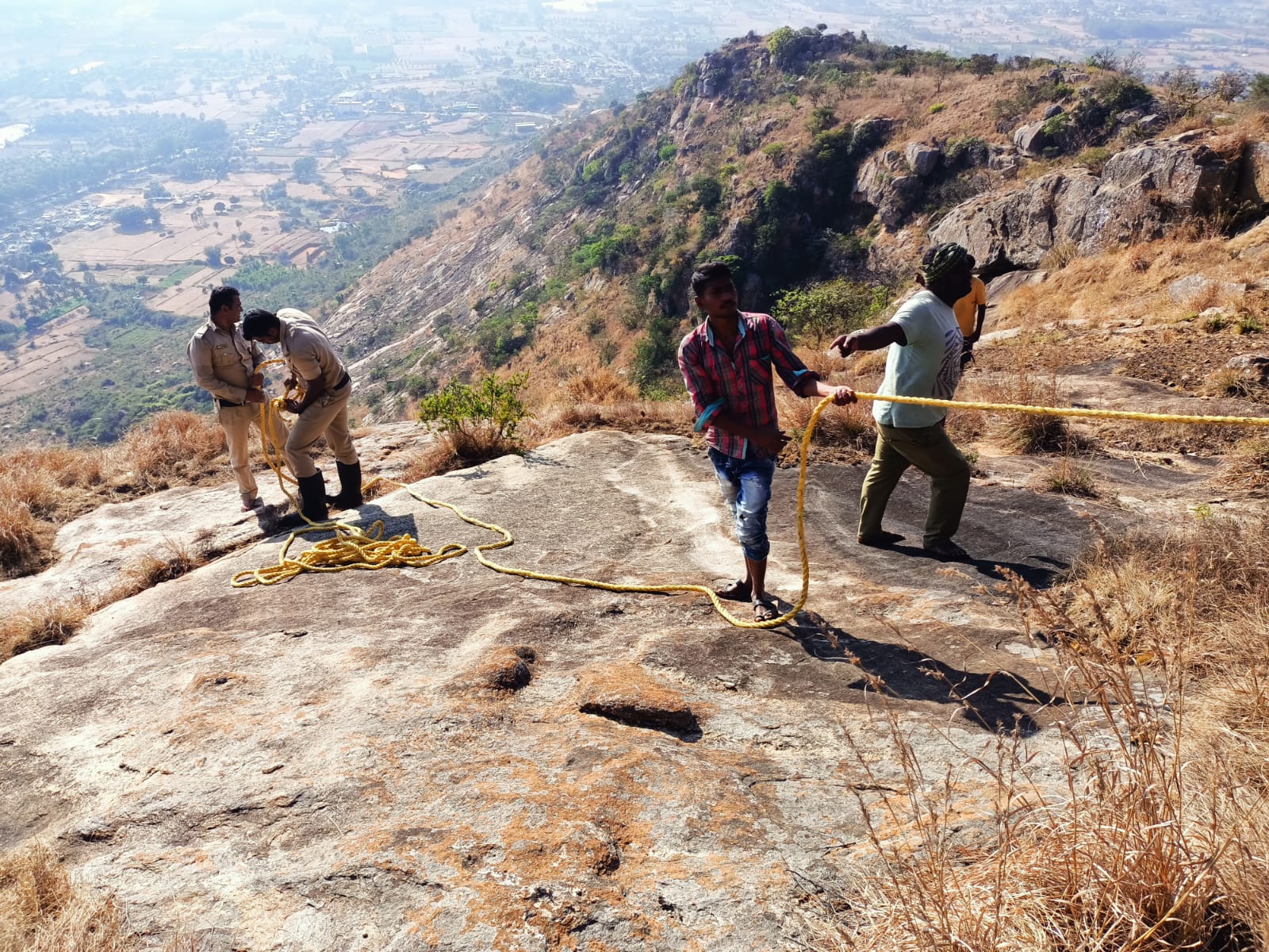 ಚಿಕ್ಕಬಳ್ಳಾಪುರ: ಬ್ರಹ್ಮಗಿರಿ ಬೆಟ್ಟದಲ್ಲಿ ಚಾರಣ ಮಾಡುವಾಗ ಕಾಲು ಜಾರಿ ಬಿದ್ದ ಯುವಕ; ವಾಯುಪಡೆಯಿಂದ ರಕ್ಷಣೆ