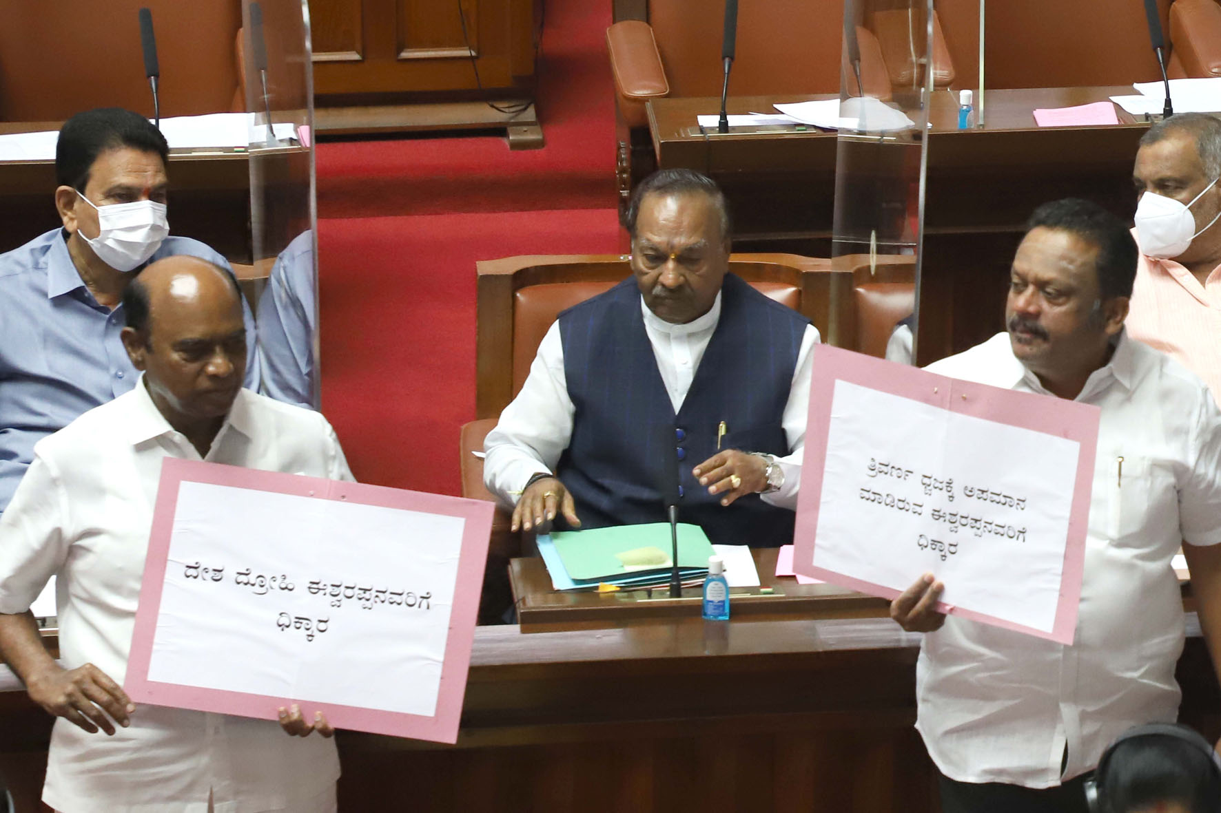 ಈಶ್ವರಪ್ಪ ವಜಾಕ್ಕೆ ನಿರ್ದೇಶನ ನೀಡಲು ಕೋರಿ ರಾಜ್ಯಪಾಲರಿಗೆ ದೂರು ನೀಡಲು ಕಾಂಗ್ರೆಸ್ ತೀರ್ಮಾನ