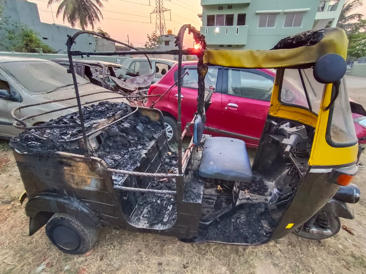 ಶಿವಮೊಗ್ಗ: ಕಿಡಿಗೇಡಿಗಳಿಂದ 3 ವಾಹನಗಳಿಗೆ ಬೆಂಕಿ