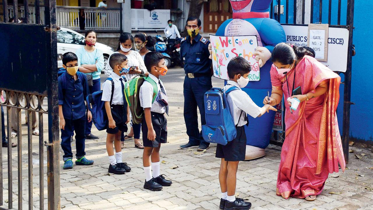 ರಾಜ್ಯದಲ್ಲಿ ಖಾಸಗಿ ಶಾಲಾ ಮಕ್ಕಳ ಪೋಷಕರಿಗೂ ವಸ್ತ್ರಸಂಹಿತೆ!