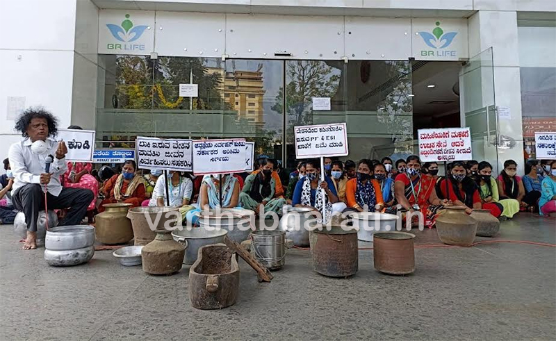 ಉಡುಪಿ: ಬಾಕಿ ವೇತನಕ್ಕಾಗಿ ತಾಯಿ ಮಕ್ಕಳ ಆಸ್ಪತ್ರೆ ಸಿಬ್ಬಂದಿಗಳಿಂದ ವಿನೂತನ ಪ್ರತಿಭಟನೆ