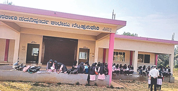 ಹಿಜಾಬ್‌ಧಾರಿ ವಿದ್ಯಾರ್ಥಿನಿಯರಿಗೆ ತರಗತಿಗೆ ಬಹಿಷ್ಕಾರ: 10 ದಿನಗಳಿಂದ ಶಾಲಾ ವಠಾರದಲ್ಲೇ ಕುಳಿತಿರುವ ವಿದ್ಯಾರ್ಥಿನಿಯರು