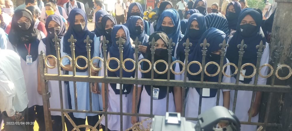 ಉಳ್ಳಾಲ: ಭಾರತ್ ಸ್ಕೂಲ್ ನಲ್ಲಿ ಹಿಜಾಬ್ ಧರಿಸಿದ ವಿದ್ಯಾರ್ಥಿನಿಯರಿಗೆ ತರಗತಿ ಪ್ರವೇಶ ನಿರಾಕರಣೆ