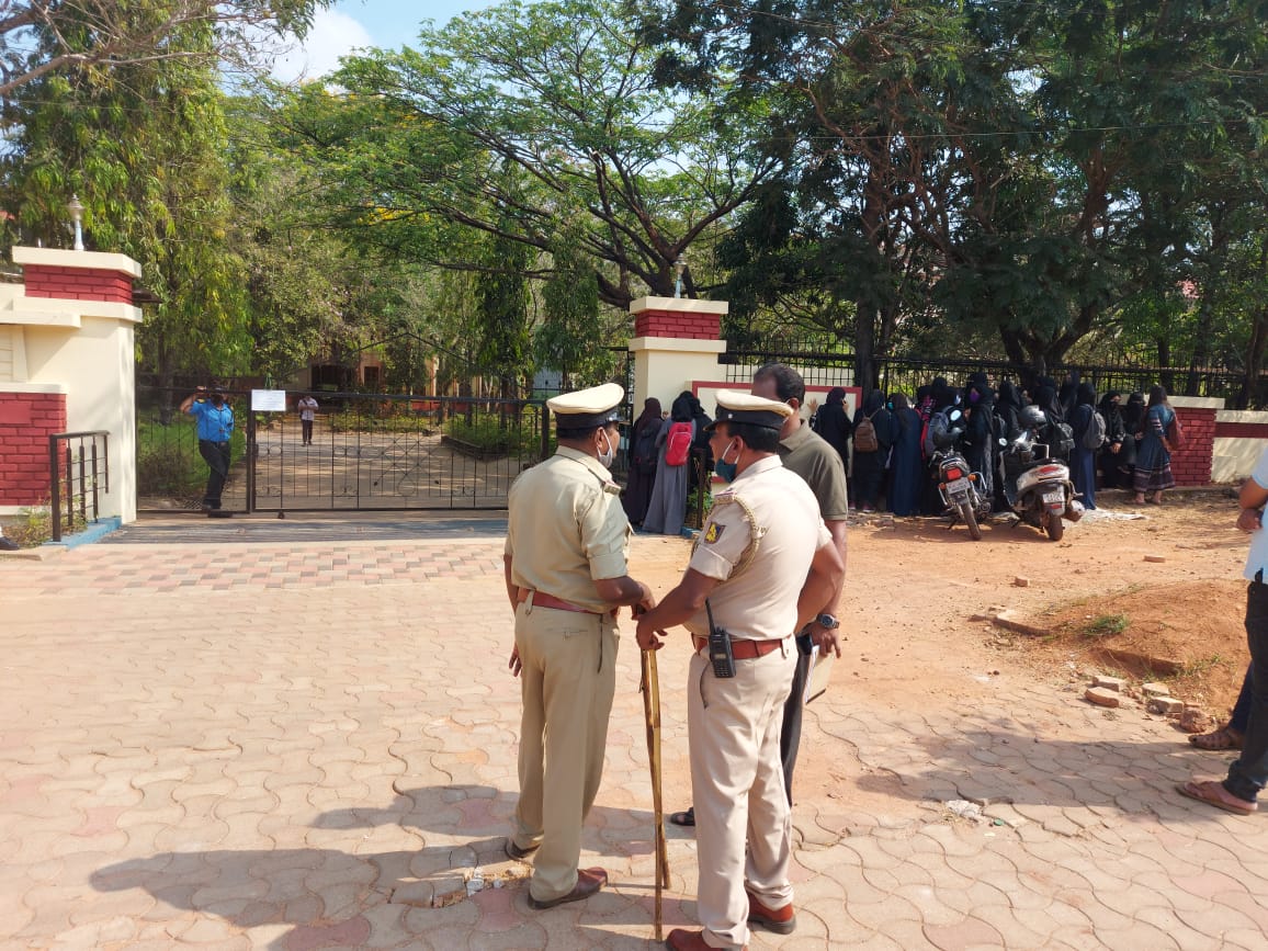ಉಡುಪಿ ಎಂಜಿಎಂ ಕಾಲೇಜಿನಲ್ಲಿ ಮತ್ತೆ ಹಿಜಾಬ್ ಗೊಂದಲ: 30ಕ್ಕೂ ಅಧಿಕ ವಿದ್ಯಾರ್ಥಿನಿಯರಿಗೆ ಕ್ಯಾಂಪಸ್ ಪ್ರವೇಶ ನಿರಾಕರಣೆ