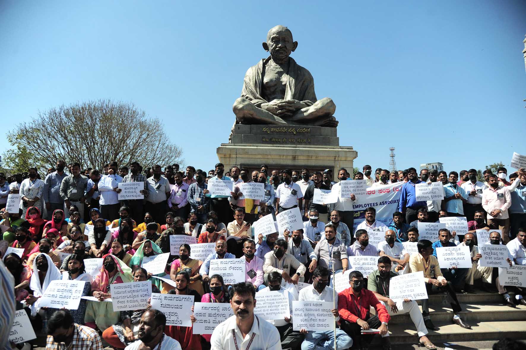 ಬೆಂಗಳೂರು: ಖಾಲಿ ಹುದ್ದೆಗಳ ಭರ್ತಿಗೆ ಆಗ್ರಹಿಸಿ ಸಚಿವಾಲಯದ ನೌಕರರ ಸಂಘ ಪ್ರತಿಭಟನೆ