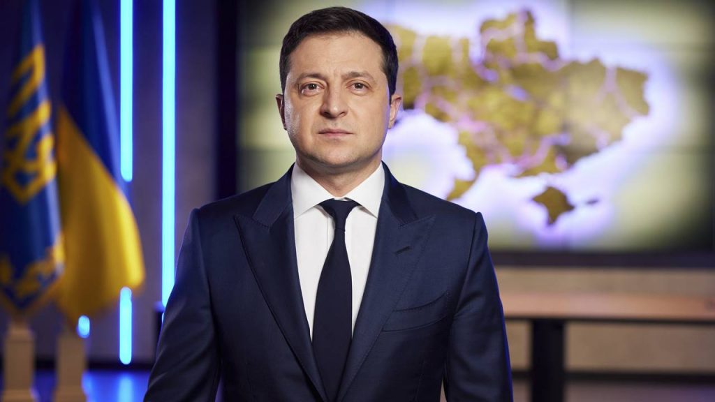 ರಷ್ಯಾ ಆಕ್ರಮಣದ ವಿರುದ್ಧ ದೇಶ ರಕ್ಷಿಸಲು ನಾಗರಿಕರಿಗೆ ಶಸ್ತ್ರಾಸ್ತ್ರ ನೀಡಲು ಮುಂದಾದ ಉಕ್ರೇನ್ ಅಧ್ಯಕ್ಷ