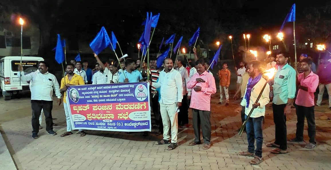 ನಟ ಚೇತನ್ ಬಂಧನ ಖಂಡಿಸಿ ಬೆಳ್ತಂಗಡಿಯಲ್ಲಿ ಪಂಜಿನ ಮೆರವಣಿಗೆ