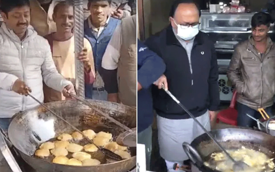 ನಿರುದ್ಯೋಗ ಕುರಿತು ವಿಪಕ್ಷಗಳ ಟೀಕೆ ನಡುವೆ, ಪ್ರಚಾರದ ವೇಳೆ ಪೂರಿ, ಪಕೋಡ ತಯಾರಿಸುತ್ತಿರುವ ಬಿಜೆಪಿ ನಾಯಕರು