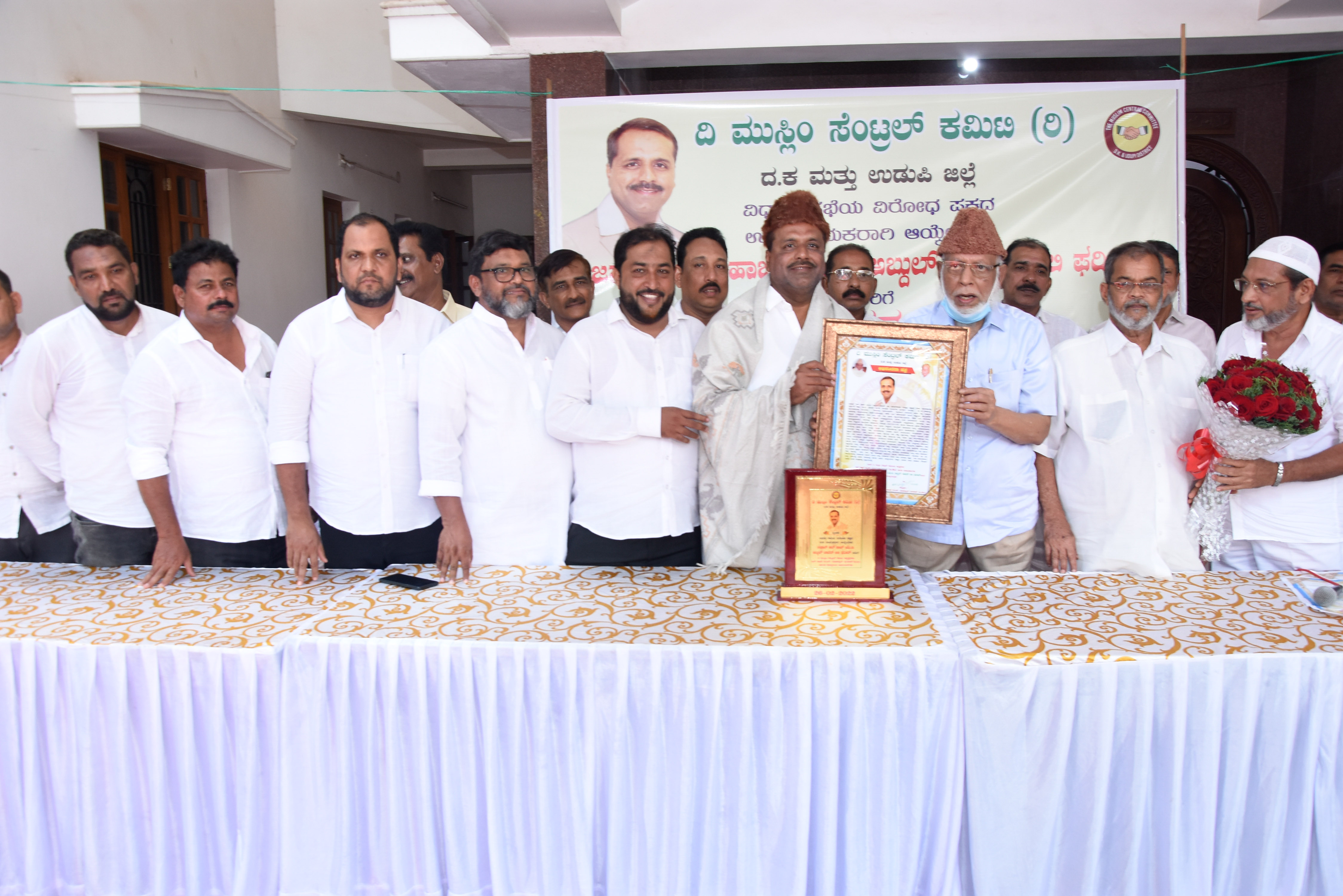 ಮಂಗಳೂರು: ಸೆಂಟ್ರಲ್ ಕಮಿಟಿ ವತಿಯಿಂದ ಯು.ಟಿ. ಖಾದರ್‌ಗೆ ಸನ್ಮಾನ