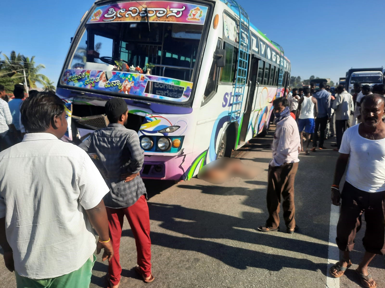 ಚಿಕ್ಕಬಳ್ಳಾಪುರ: ರಸ್ತೆ ಅಪಘಾತಕ್ಕೆ ಒಂದೇ ಕುಟುಂಬದ ಮೂವರು ಬಲಿ