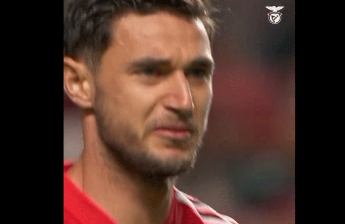 ಮೈದಾನದಲ್ಲಿ ಕಣ್ಣೀರಿಟ್ಟ ಉಕ್ರೇನ್ ನ ಫುಟ್ಬಾಲ್ ಆಟಗಾರ; ವೀಡಿಯೊ ವೈರಲ್