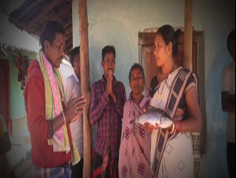 ಮೀನು, ಟಿವಿ, ಭಗವದ್ಗೀತೆ ಹಿಡಿದು ಮನೆ ಮನೆ ಪ್ರಚಾರ ಮಾಡುತ್ತಿರುವ ಚುನಾವಣಾ ಅಭ್ಯರ್ಥಿಗಳು!