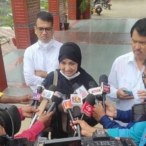 ನಾನು ಹಿಜಾಬ್ ಧರಿಸಿ ವಿಧಾನಸಭೆಗೆ ಬರಬಹುದಾದರೆ, ಅವರು ಕಾಲೇಜಿಗೇಕೆ ಹೋಗಬಾರದು?: ಶಾಸಕಿ ಕನೀಝ್ ಫಾತಿಮಾ ನಾನು ಹಿಜಾಬ್ ಧರಿಸಿ ವಿಧಾನಸಭೆಗೆ ಬರಬಹುದಾದರೆ, ಅವರು ಕಾಲೇಜಿಗೇಕೆ ಹೋಗಬಾರದು?: ಶಾಸಕಿ ಕನೀಝ್ ಫಾತಿಮಾ