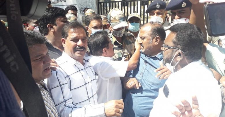 ಮೈಸೂರು: ಎನ್‍ಟಿಎಂ ಶಾಲೆ ಸ್ಥಳಾಂತರಗೊಳಿಸಿರುವುದನ್ನು ವಿರೋಧಿಸಿ ಶಾಲೆ ಉಳಿಸಿ ಹೋರಾಟ ಸಮಿತಿಯಿಂದ ಪ್ರತಿಭಟನೆ