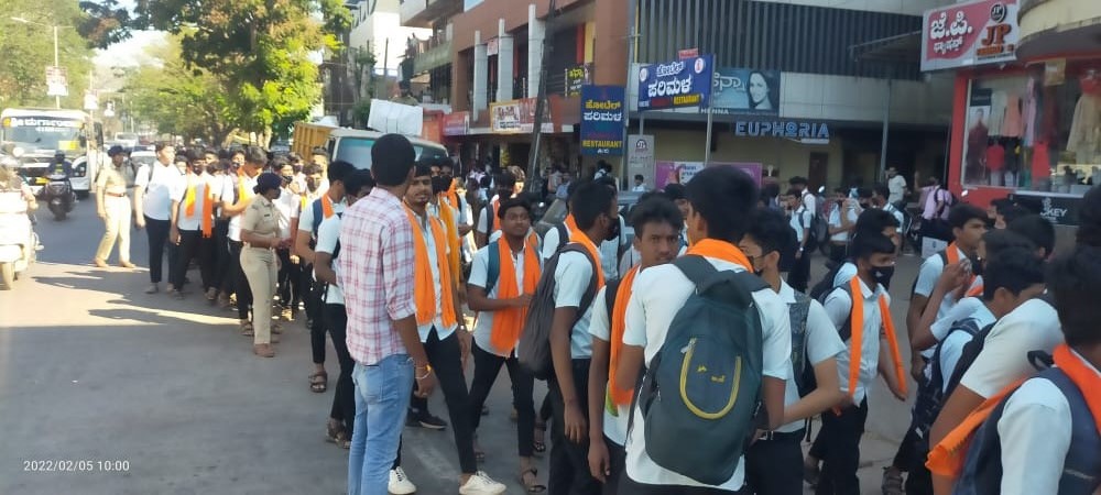 ಕುಂದಾಪುರದಲ್ಲಿ ಮುಂದುವರಿದ ಹಿಜಾಬ್ ಗೆ ವಿರೋಧ: ಖಾಸಗಿ ಕಾಲೇಜು ವಿದ್ಯಾರ್ಥಿಗಳಿಂದ ಮೆರವಣಿಗೆ