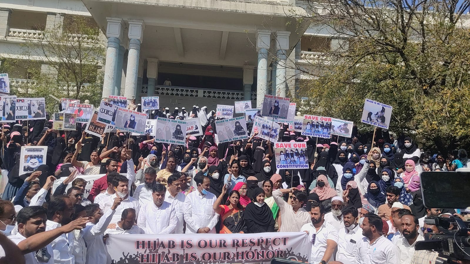 ಕಾಲೇಜುಗಳಲ್ಲಿ ಹಿಜಾಬ್ ನಿರ್ಬಂಧದ ವಿರುದ್ಧ ಕಲಬುರಗಿಯಲ್ಲಿ ಬೃಹತ್ ಪ್ರತಿಭಟನೆ