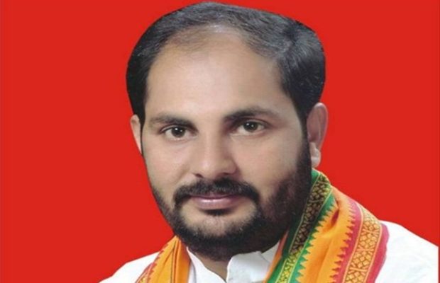 ಓಡೋಡಿಕೊಂಡು ಹೋಗಿ  ನಾಮಪತ್ರಗಳನ್ನು ಸಲ್ಲಿಸಿದ ಉತ್ತರಪ್ರದೇಶ ಕ್ರೀಡಾ ಸಚಿವ ಉಪೇಂದ್ರ ತಿವಾರಿ