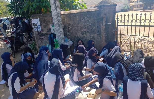 ಹಿಂದುತ್ವ ಗುಂಪುಗಳಿಂದ ಹಿಜಾಬ್‌ ವಿವಾದ: ದೇಶದಾದ್ಯಂತ ʼಹಿಜಾಬ್‌ ನಮ್ಮ ಹಕ್ಕುʼ ಟ್ರೆಂಡಿಂಗ್‌ ನಂ.1