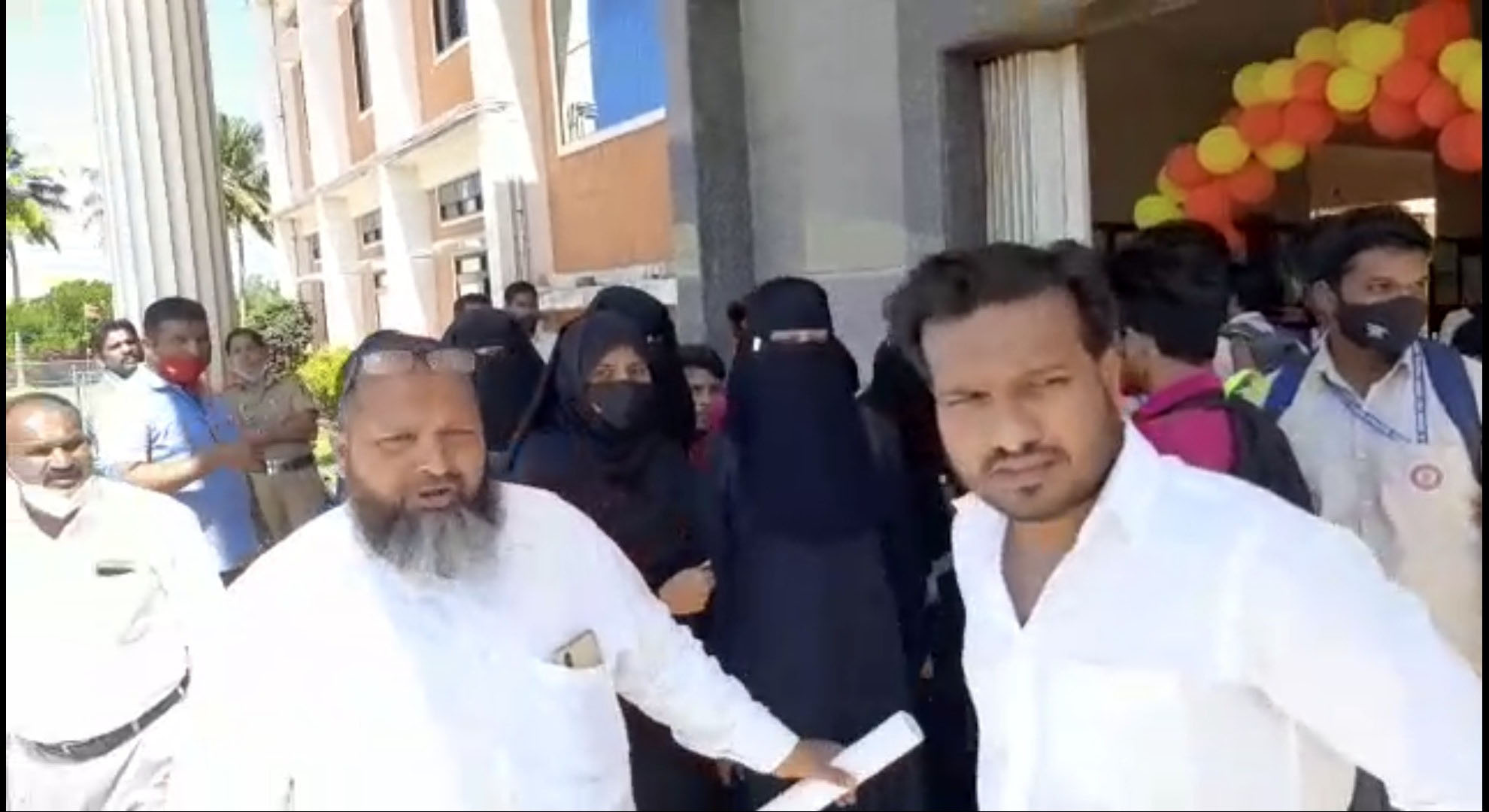 ಹಿಜಾಬ್ ಧರಿಸಲು ಅನುಮತಿ ನೀಡುವಂತೆ ಒತ್ತಾಯ; ವಿದ್ಯಾರ್ಥಿನಿಯರು, ಪೋಷಕರಿಂದ ಮನವಿ