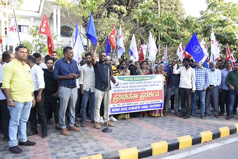 ಮಂಗಳೂರು: ಹಿಜಾಬ್ ವಿವಾದ ಖಂಡಿಸಿ ಪ್ರತಿಭಟನೆ