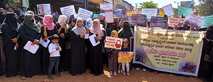 ಹಿಜಾಬ್‌ಗೆ ಅವಕಾಶ ನಿರಾಕರಣೆ ಖಂಡಿಸಿ ಪ್ರತಿಭಟನೆ