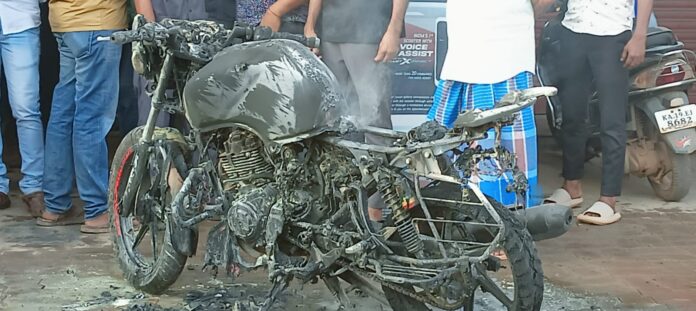 ಬಂಟ್ವಾಳ; ಸಾಲ ಪಾವತಿಗೆ ಒತ್ತಡ: ಸ್ವಂತ ಬೈಕ್ ಗೆ ಬೆಂಕಿ ಹಚ್ಚಿದ ವ್ಯಕ್ತಿ