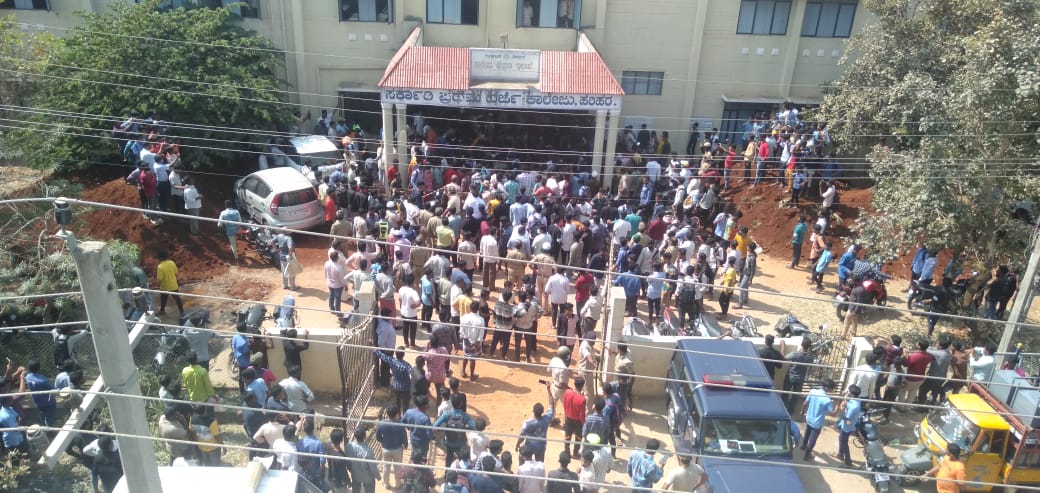 ಕೇಸರಿ ಶಾಲು ಧರಿಸಿ ಬಂದ ವಿದ್ಯಾರ್ಥಿಗಳು: ಹರಿಹರದಲ್ಲಿ ಪೊಲೀಸರಿಂದ ಲಾಠಿ ಚಾರ್ಜ್, ಗಾಳಿಯಲ್ಲಿ ಗುಂಡು!