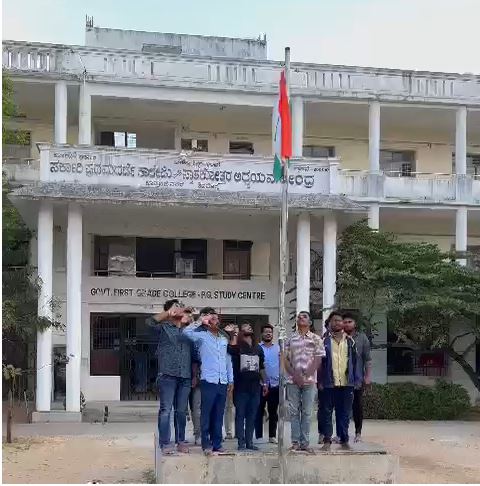 ಶಿವಮೊಗ್ಗ: ಕೇಸರಿ ಧ್ವಜ ಹಾರಿಸಿದ್ದ ಸರಕಾರಿ ಕಾಲೇಜಿನ ಧ್ವಜಸ್ತಂಭದಲ್ಲಿ ರಾಷ್ಟ್ರ ಧ್ವಜಾರೋಹಣ