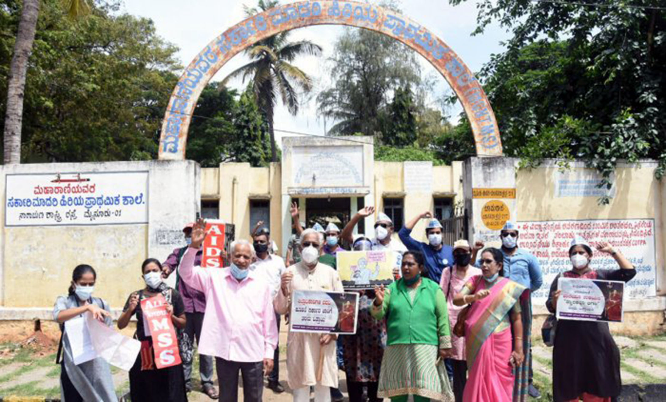 ಕೆಡವಿದ ಸ್ಮಾರಕದ ಮೇಲೆ ಚರಿತ್ರೆಯ ಸಮಾಧಿ