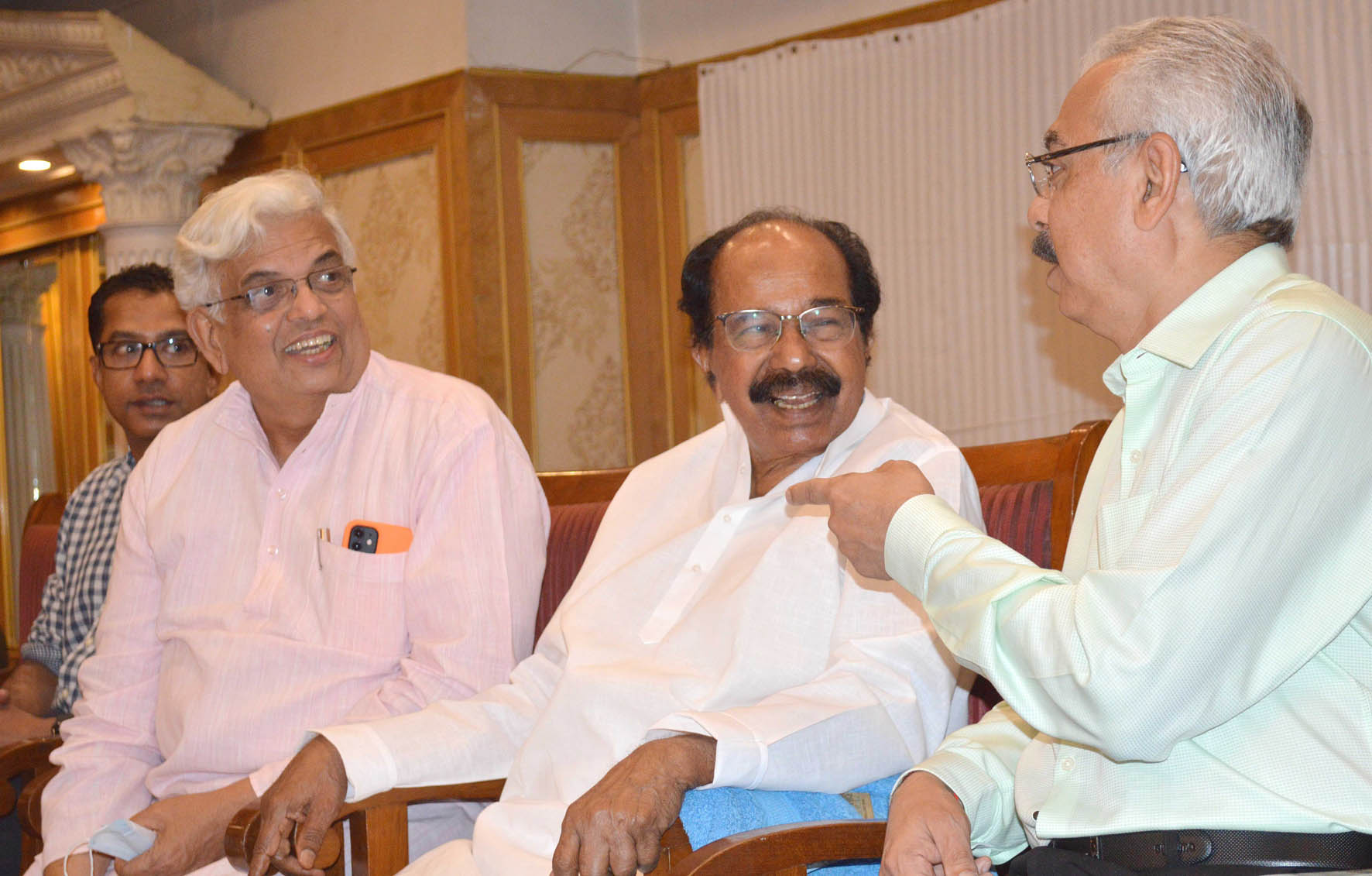 ವೀರಪ್ಪ ಮೊಯಿಲಿ ಆತ್ಮಕಥನ ‘ನನ್ನ ಬೊಗಸೆಯ ಆಕಾಶ’ ಕೃತಿ ಮಾ.12ಕ್ಕೆ ಬಿಡುಗಡೆ