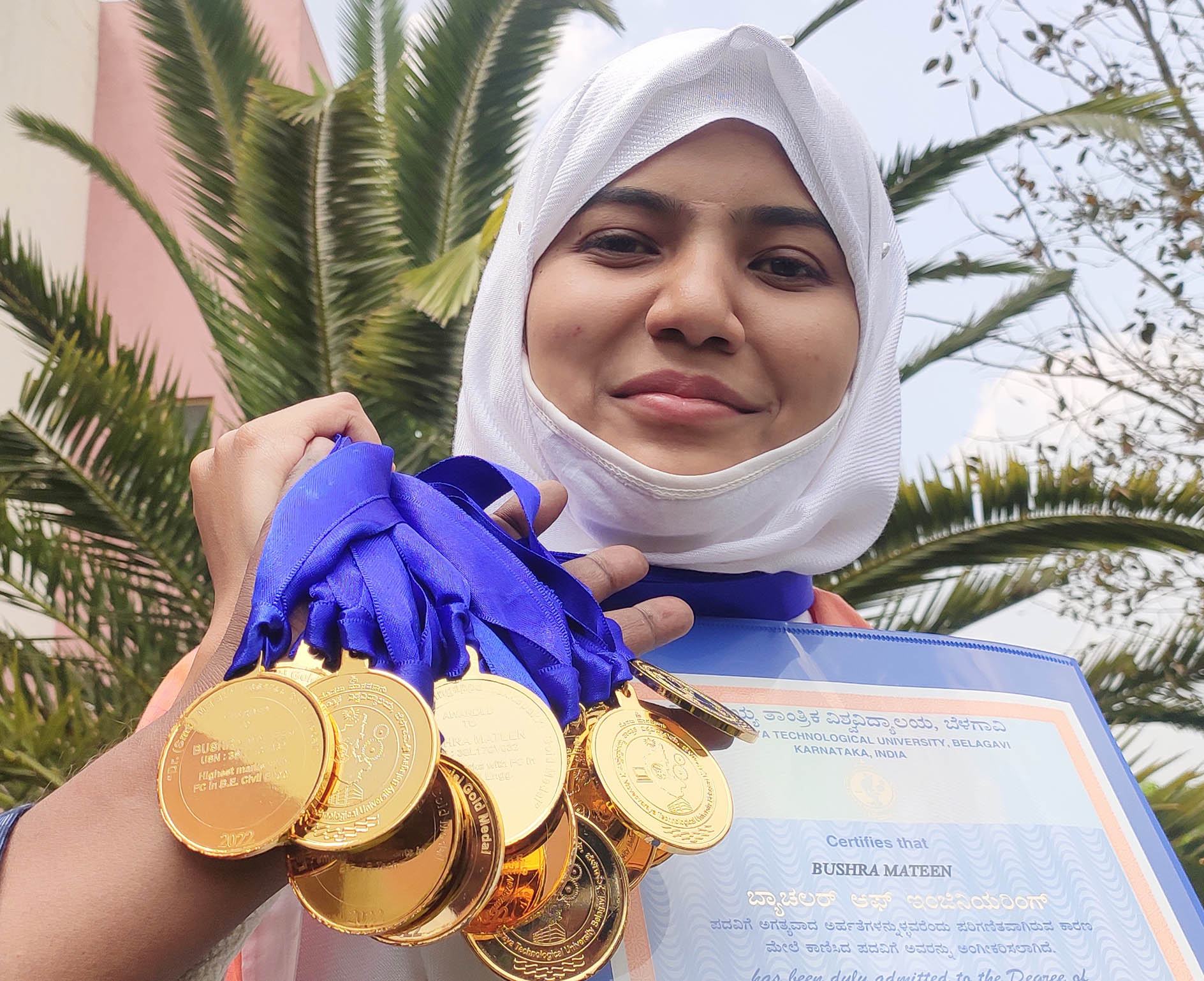 16 ಚಿನ್ನದ ಪದಕ ಪಡೆದ ವಿದ್ಯಾರ್ಥಿನಿ ಬುಶ್ರಾ ಮತೀನ್ ಗೆ ರಾಜ್ಯಪಾಲ ಗೆಹ್ಲೋಟ್‍ರಿಂದ ಅಭಿನಂದನೆ