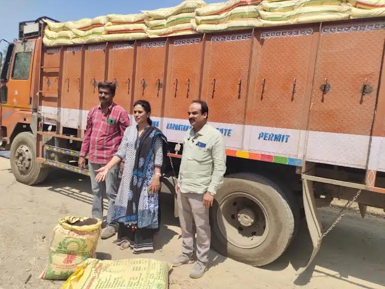 ಮಂಡ್ಯ: ಅಧಿಕಾರಿಗಳಿಂದ ಕಳಪೆ ರಸಗೊಬ್ಬರ ಘಟಕದ ಮೇಲೆ ದಾಳಿ; ಲಾರಿ ಸಮೇತ 25 ಟನ್ ಕಳಪೆ ಗೊಬ್ಬರ ವಶ