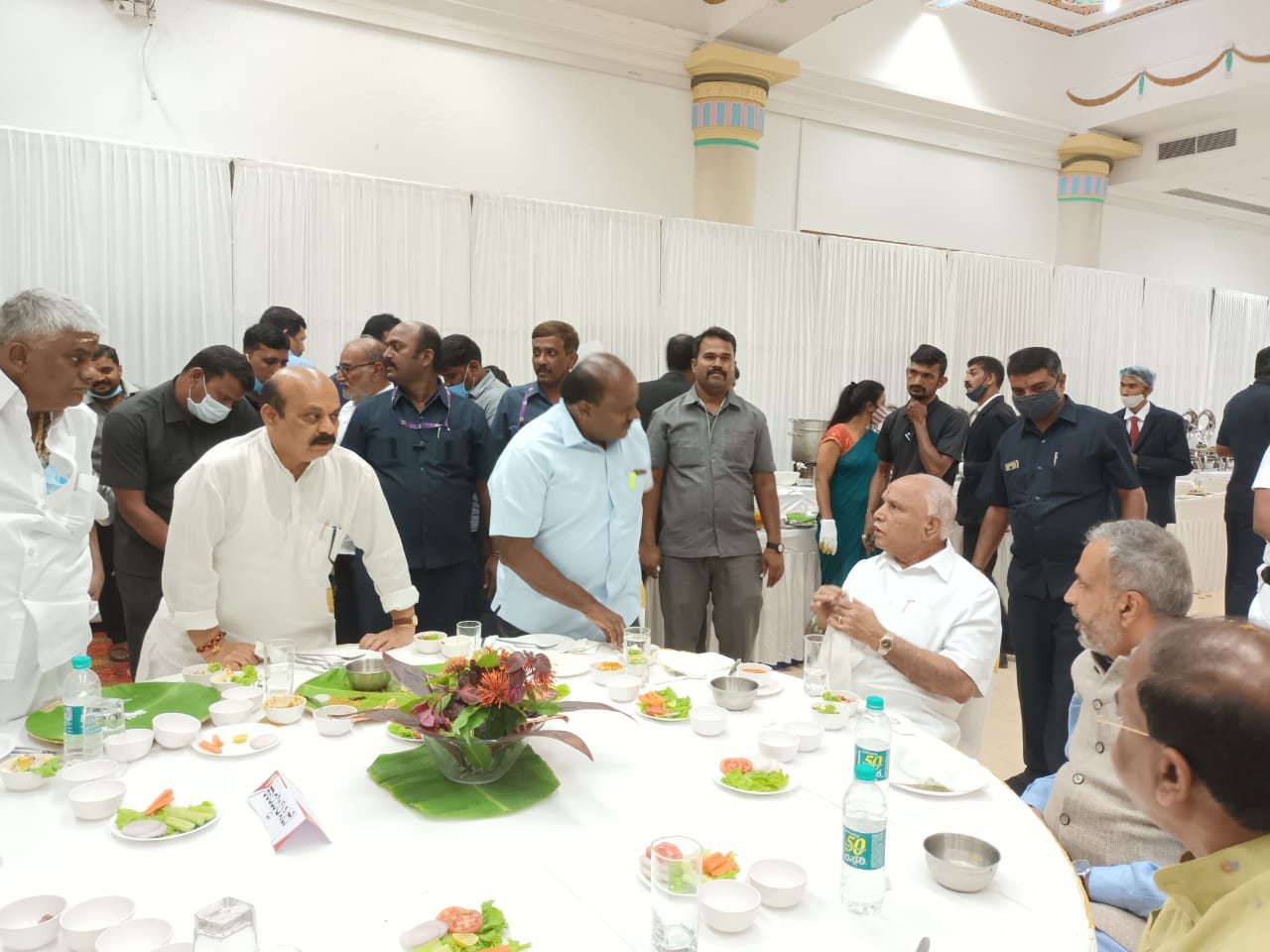 ಕುತೂಹಲ ಕೆರಳಿಸಿದ ನಾಯಕರ ಸಮಾಗಮ: ಅಕ್ಕಪಕ್ಕ ಕೂತು ಭೋಜನ ಸವಿದ ಬಿಎಸ್‍ವೈ- ಎಚ್‍ಡಿಕೆ