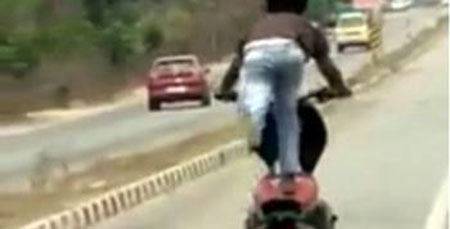 ಮಂಗಳೂರು; ಬೈಕ್ ವ್ಹೀಲಿಂಗ್ ಸ್ಟಂಟ್: ನಾಲ್ಕು ಮಂದಿ ವಿರುದ್ಧ ಪ್ರಕರಣ ದಾಖಲು