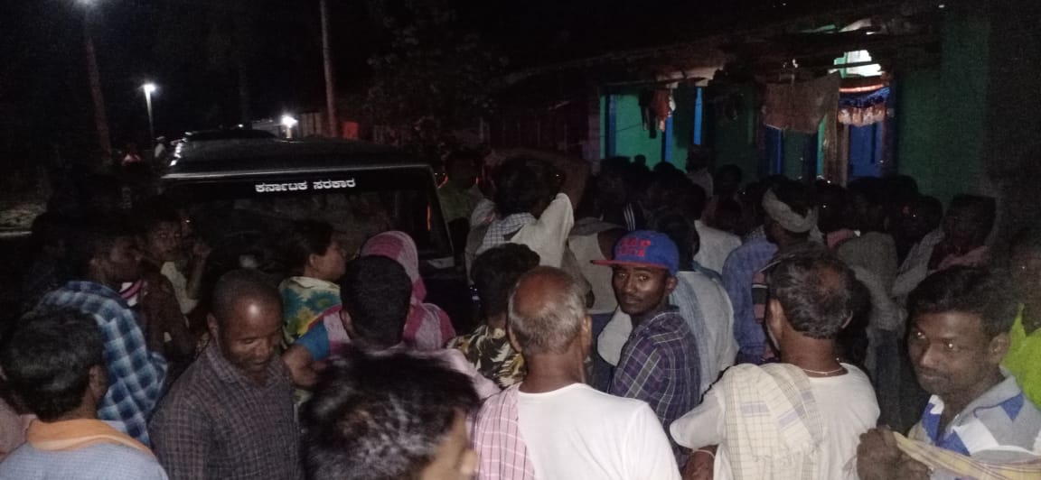 ಮುಂಡಗೋಡ: ದಾಳಿಗೆ ಹೋಗಿದ್ದ ಅರಣ್ಯ ಇಲಾಖೆ ಅಧಿಕಾರಿಗಳನ್ನು ಮನೆಯಲ್ಲೇ ಕೂಡಿ ಹಾಕಿದ ಗ್ರಾಮಸ್ಥರು!