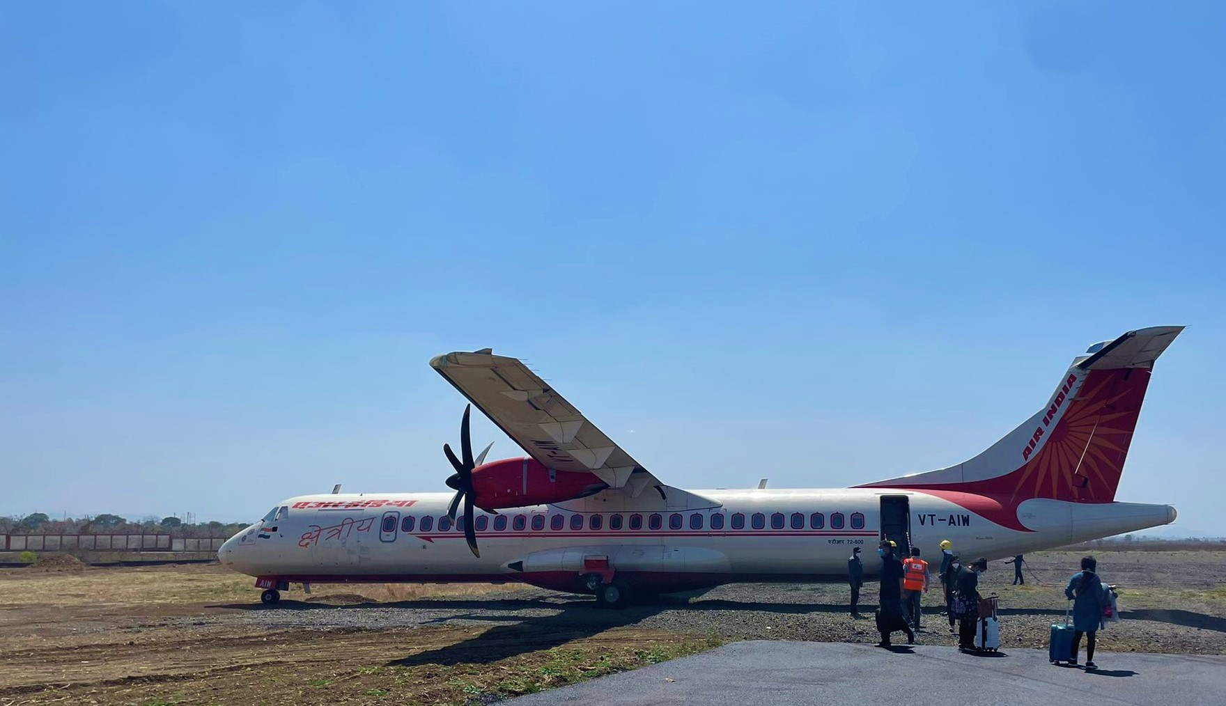 ಮಧ್ಯಪ್ರದೇಶದಲ್ಲಿ ರನ್‌ವೇ ಬಿಟ್ಟು ಕೆಳಗಿಳಿದ ವಿಮಾನ: ತಪ್ಪಿದ ಭಾರೀ ದುರಂತ