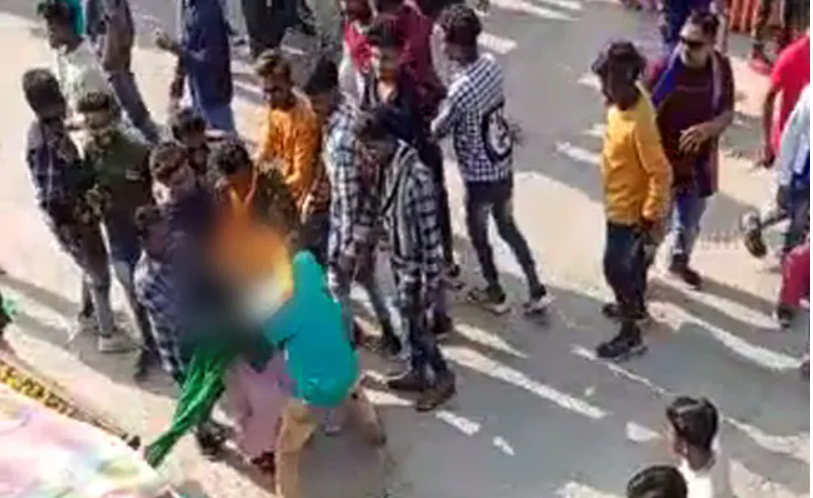 ಹಾಡಹಗಲೇ ಆದಿವಾಸಿ ಹುಡುಗಿಯ ಮೇಲೆ ಬೀದಿಯಲ್ಲಿ ಲೈಂಗಿಕ ದೌರ್ಜನ್ಯ ನಡೆಸಿದ ದುಷ್ಕರ್ಮಿಗಳ ಗುಂಪು: ವಿಡಿಯೋ ವೈರಲ್‌