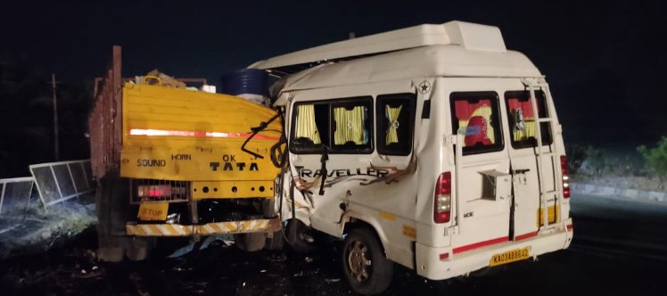 ಹಿರಿಯೂರು; ರಸ್ತೆ ಅಪಘಾತಕ್ಕೆ ಮಹಿಳೆ ಸೇರಿ ಇಬ್ಬರು ಬಲಿ, ಹತ್ತು ಮಂದಿಗೆ ಗಾಯ