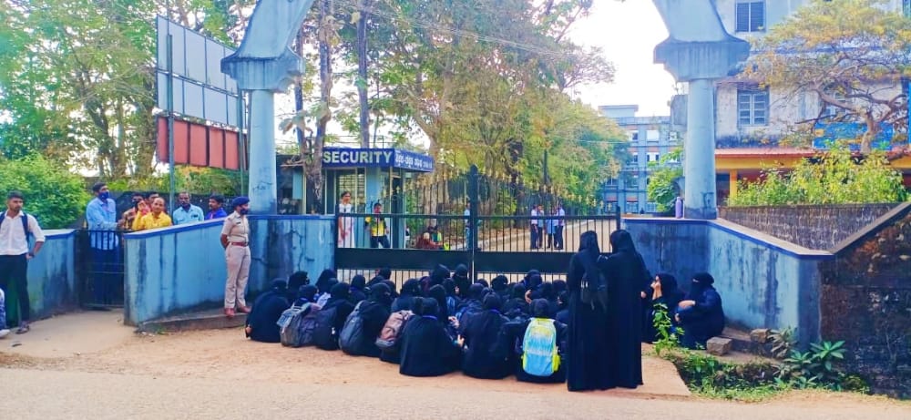 ಹಿಜಾಬ್ ತೀರ್ಪು ಹಿನ್ನೆಲೆ; ದ.ಕ.ಜಿಲ್ಲೆಯ ಶಾಲೆ, ಕಾಲೇಜುಗಳಿಗೆ ಮಂಗಳವಾರ ರಜೆ