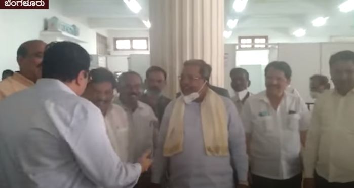 VIDEO- ಆತುರದ ನಿರ್ಧಾರ ಕೈಗೊಳ್ಳಬೇಡ: ವಿಧಾನಸೌಧದಲ್ಲಿ ಸಿ.ಎಂ ಇಬ್ರಾಹಿಂ- ಸಿದ್ದರಾಮಯ್ಯ ಮಾತುಕತೆ