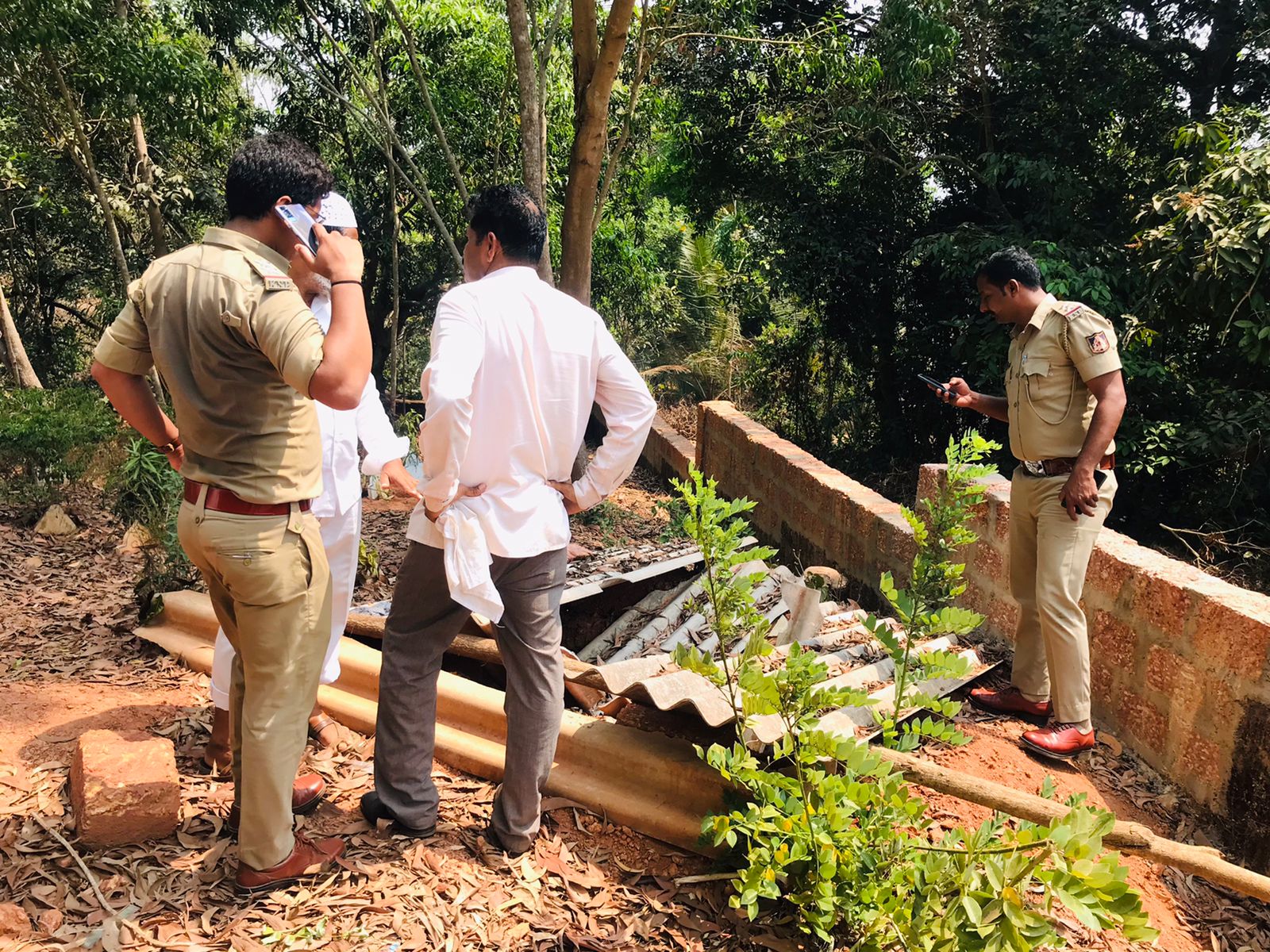 ಹರೇಕಳ: ದಫನ ಭೂಮಿಗೆ ಬಿಯರ್‌ ಬಾಟಲ್‌ ಗಳನ್ನು ಎಸೆದು ವಿಕೃತಿ ಮೆರೆದ ದುಷ್ಕರ್ಮಿಗಳು