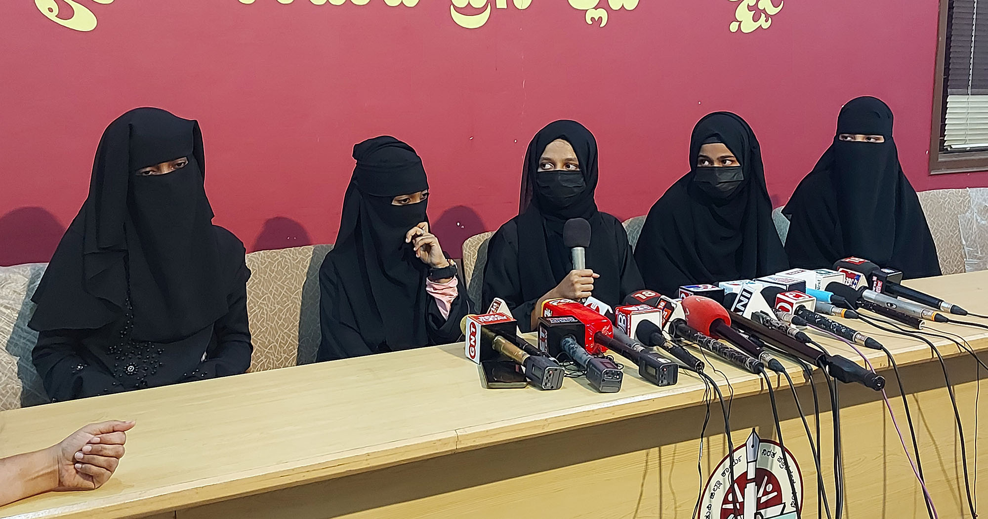 ಹಿಜಾಬ್ ಕುರಿತ ತೀರ್ಪಿನಿಂದ ನಮಗೆ ಅನ್ಯಾಯ: ಹೈಕೋರ್ಟ್ ಅರ್ಜಿದಾರ ವಿದ್ಯಾರ್ಥಿನಿಯರಿಂದ ಅಸಮಾಧಾನ