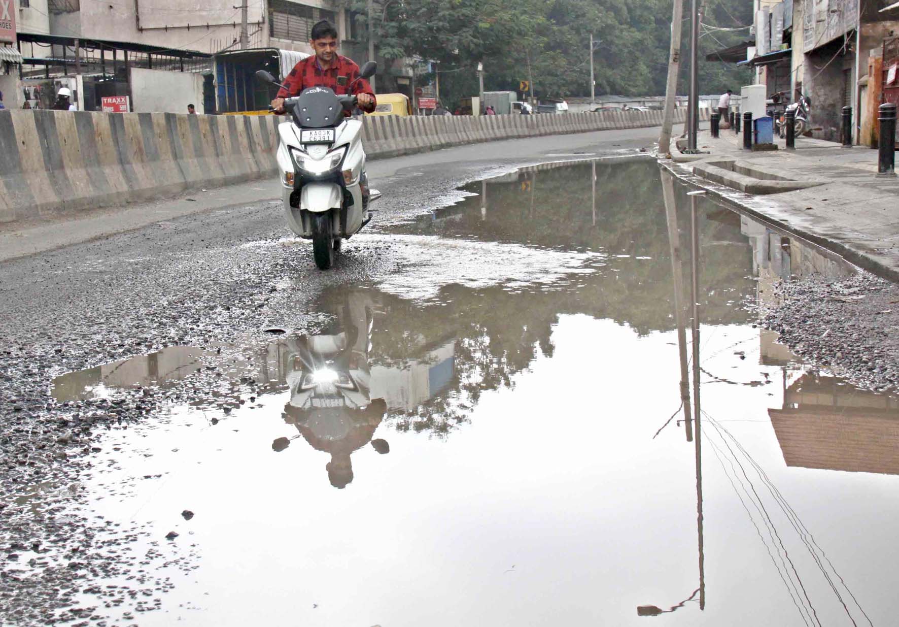 ಬೆಂಗಳೂರಿನ ರಸ್ತೆ ಗುಂಡಿ ಮುಚ್ಚಲು ಬಿಬಿಎಂಪಿಗೆ 15 ದಿನ ಗಡುವು ನೀಡಿದ ಹೈಕೋರ್ಟ್