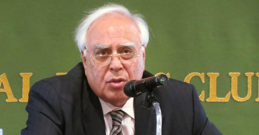 ಗಾಂಧಿ ಕುಟುಂಬ ನಾಯಕತ್ವದ ಸ್ಥಾನದಿಂದ ಕೆಳಗಿಳಿಯಬೇಕು: ಕಪಿಲ್ ಸಿಬಲ್