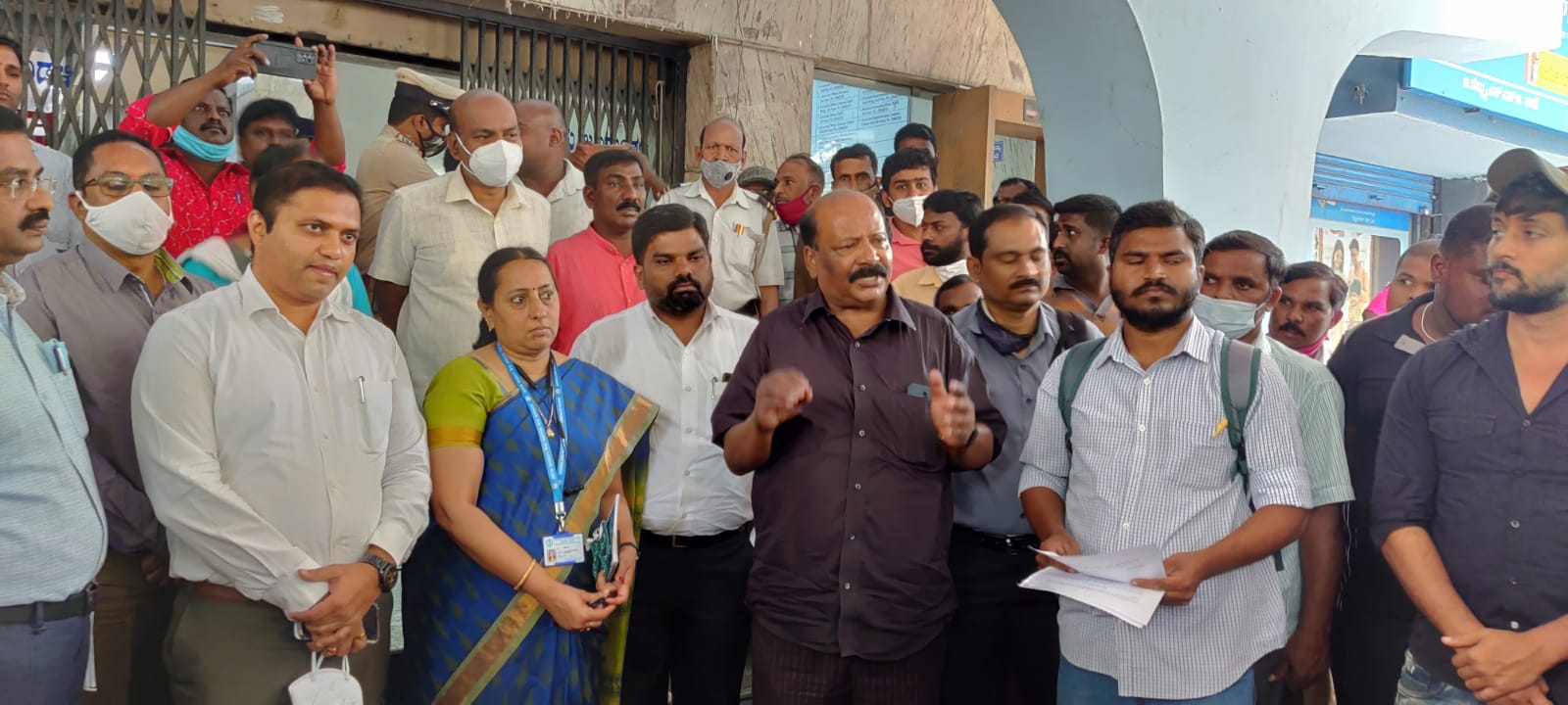 ಬೆಂಗಳೂರು: ಸಮಾನ ಕೆಲಸಕ್ಕೆ ಸಮಾನ ವೇತನ ನೀಡಲು ಆಗ್ರಹಿಸಿ ಜಲ ಮಂಡಳಿ ಕಾರ್ಮಿಕರ ಧರಣಿ