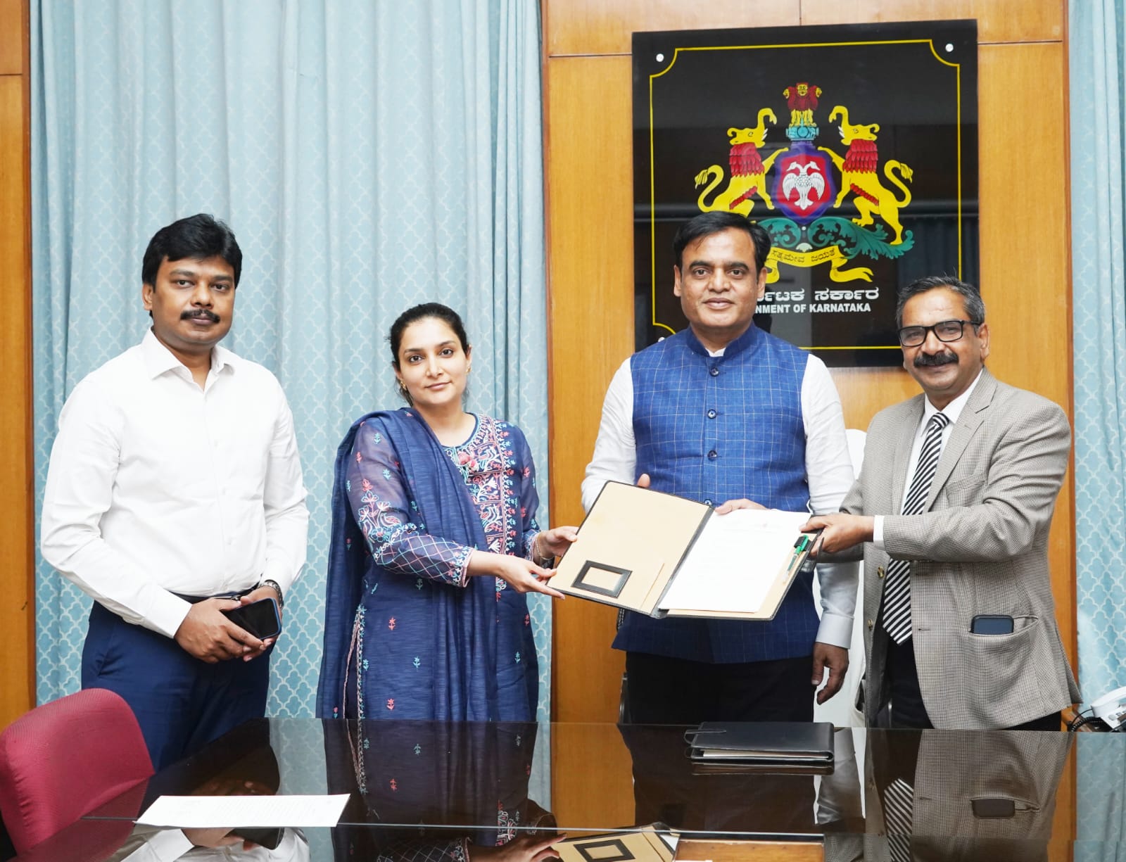 ಪದವಿ, ನಸಿರ್ಂಗ್, ಪಿ.ಜಿ.ವಿದ್ಯಾರ್ಥಿಗಳಿಗೂ ಟ್ವಿನ್ನಿಂಗ್ ಯೋಜನೆ ವಿಸ್ತರಣೆ: ಅಧಿಕಾರಿಗಳೊಂದಿಗೆ ಚರ್ಚೆ ನಡೆಸಿದ ಸಚಿವ