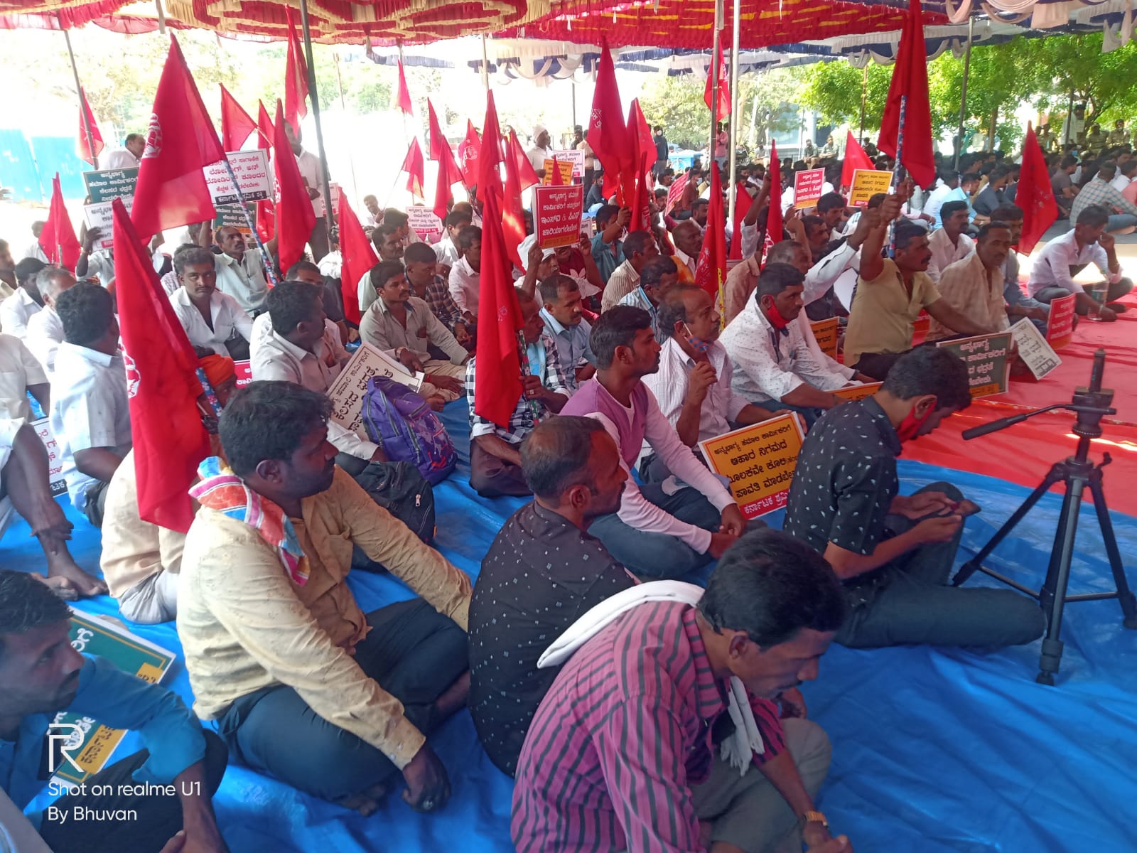 ಬೆಂಗಳೂರು: ಫ್ರೀಡಂ ಪಾರ್ಕ್‍ನಲ್ಲಿ ಹಮಾಲಿ ಕಾರ್ಮಿಕರ ಪ್ರತಿಭಟನೆ